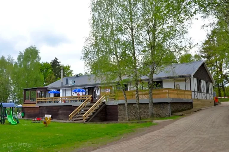Hoofdgebouw & cafetaria